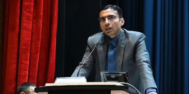 सरकारी स्कूलों में व्यवस्था ऐसी हो कि बच्चे काम्पलेक्स फील न हो: डीएम