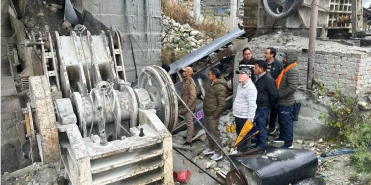 बड़ी खबर: विनोद डोभाल के स्टोन क्रशर पर प्रशासन का शिकंजा, ₹17.34 लाख का जुर्माना