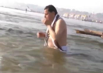 सीएम धामी ने प्रयागराज महाकुम्भ में परिवार सहित लगाई आस्था की डुबकी