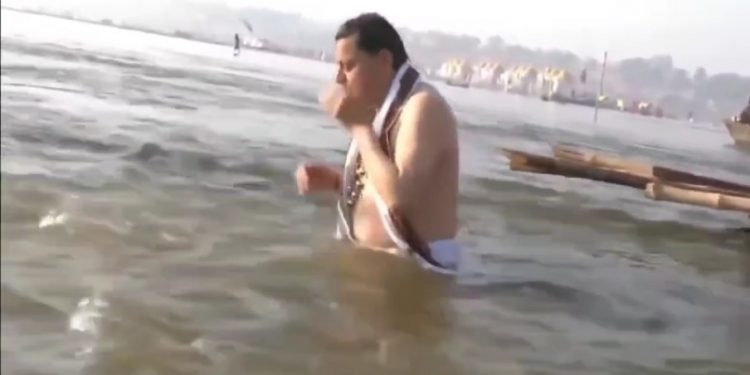 सीएम धामी ने प्रयागराज महाकुम्भ में परिवार सहित लगाई आस्था की डुबकी