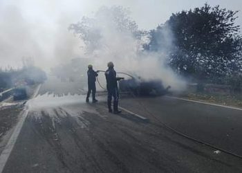 शादी में जा रहे परिवार की चलती कार में लगी आग, लपटें निकलती देख कूदकर बचाई जान