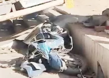 दुखद : रोड किनारे स्कूटी में बैठे किशोर को ट्रक ने कुचला, मौत