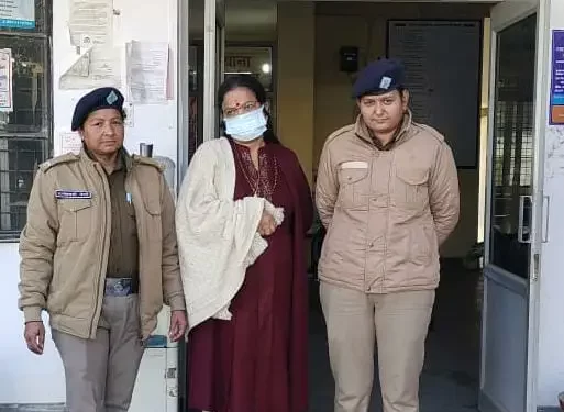 सचिवालय में नौकरी लगाने के नाम पर धोखाधड़ी करने वाली महिला अधिकारी आई दून पुलिस की गिरफ्त में, युवक से हड़पे थे 26 लाख 55 हजार, थमा दिया था फर्जी