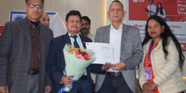 डीबीएस कॉलेज में रक्तदान शिविर: समाज सेवा की मिसाल बने 109 विद्यार्थी, अनिल वर्मा को विशेष सम्मान