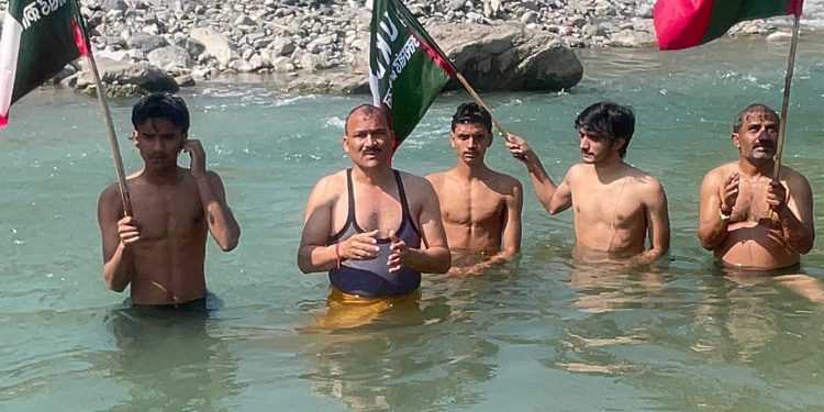 गंगा मैया की शरण में UKD, गालीबाज मंत्री प्रेमचंद्र अग्रवाल की बर्खास्तगी की मांग