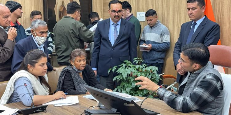 बड़ी खबर : मा0 मुख्यमंत्री के  सेवा सुशासन को सार्थक कर रहा जिला प्रशासन का जनता दर्शन