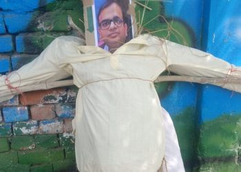 बड़ी खबर : सहायक अभियंता से महिलाएं परेशान, फूंक डाला पुतला और उठाई संपत्ति की जांच की मांग