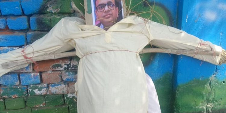 बड़ी खबर : सहायक अभियंता से महिलाएं परेशान, फूंक डाला पुतला और उठाई संपत्ति की जांच की मांग