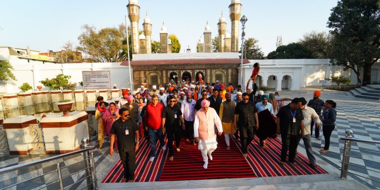 श्री झण्डे जी मेले की भव्यता बढ़ाने पंजाब से पहुंची पैदल संगत,पुष्प वर्षा व श्री गुरु राम राय जी महाराज के जयकारों के साथ हुआ श्री दरबार साहिब में पैदल संगत का भव्य स्वागत