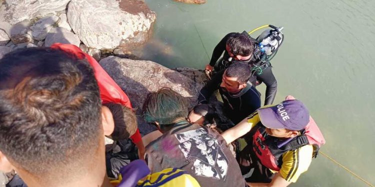 टिहरी: नीम बीच पर नहाते समय डूबे युवक का एसडीआरएफ ने किया शव बरामद