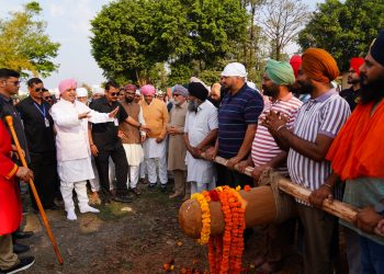 90 फीट ऊंचे नए ध्वजदण्ड को कंधों पर उठाकर श्री दरबार साहिब पहुंची संगतें