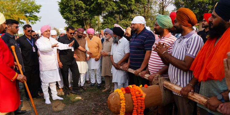 90 फीट ऊंचे नए ध्वजदण्ड को कंधों पर उठाकर श्री दरबार साहिब पहुंची संगतें
