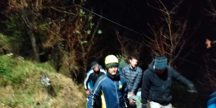 चमोली बद्रीनाथ मार्ग पर ऑल्टो वाहन हुआ दुर्घटनाग्रस्त एसडीआरएफ ने किया रेस्क्यू