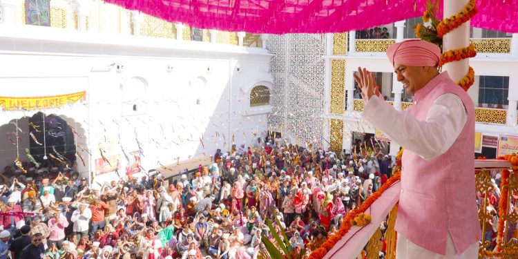 श्री झंडा जी महोत्सव 2025 गुरु मंत्र पाकर धन्य धन्य हुई गुरु की प्यारी संगतें, श्रीमहंत देवेन्द्र दास जी महाराज बुधवार सुबह करेंगे विशेष पूजा अर्चना