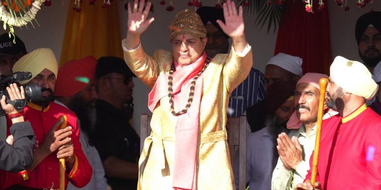 श्री झण्डे जी पर श्रद्धा के सागर में डूबे लाखों श्रद्धालु, श्री दरबार साहिब में गूंजे जयकारे