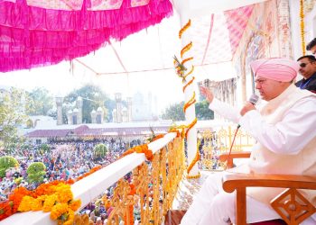 श्री दरबार साहिब के सज्जादे गद्दी नशीन श्रीमहंत देवेन्द्र दास जी महाराज ने संगतों को दिए दर्शन व आशीर्वाद