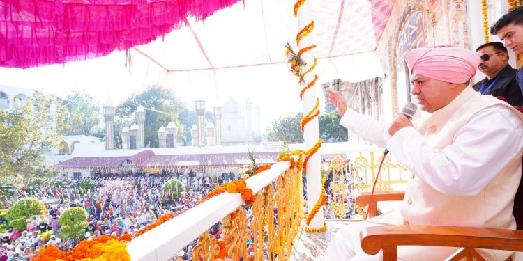 श्री दरबार साहिब के सज्जादे गद्दी नशीन श्रीमहंत देवेन्द्र दास जी महाराज ने संगतों को दिए दर्शन व आशीर्वाद