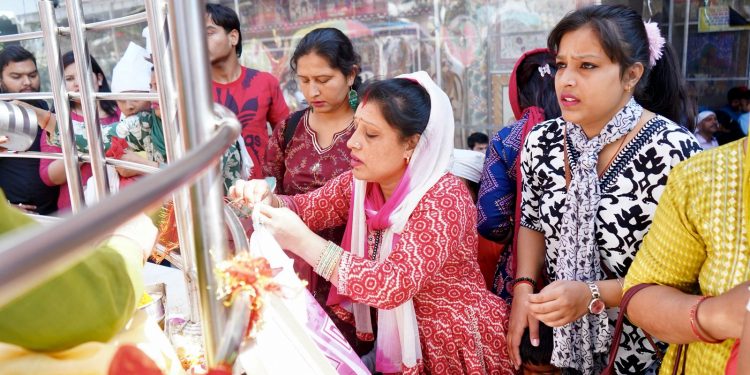 श्री झण्डे जी पर दर्शन मनौतियों के लिए अब लगा दूनवासियों का तांता