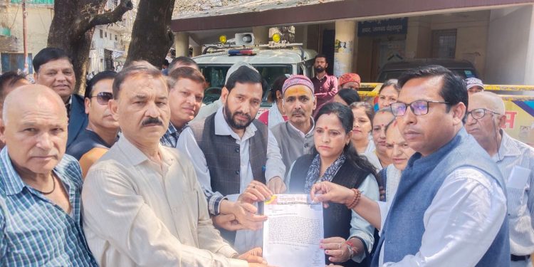 बिग ब्रेकिंग : स्कूलों की मनमानी के खिलाफ रीजनल पार्टी का उग्र प्रदर्शन