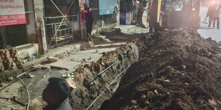 डीएम ने आईएसबीटी चौक में वर्षों से जनमानस के लिए नासूर बने बरसाती पानी की निकासी का आखिरकार काम शुरू