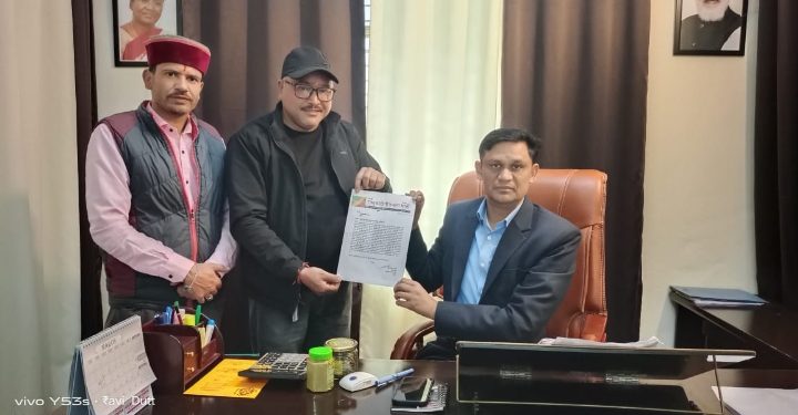 शिक्षा के व्यवसायीकरण के खिलाफ राष्ट्रवादी रीजनल पार्टी का प्रदर्शन, फीस नियंत्रण कानून की मांग