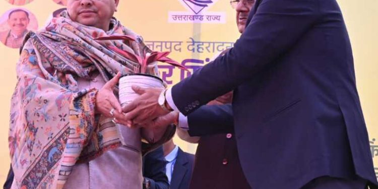 सीएम के हस्तक्षेप व्यासी परियोजना प्रभावित 27 परिवारों को डीएम के साहिया शिविर में 26 लाख प्रतिकर वितरित