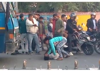 अजब – गजब: राजधानी के दर्शन लाल चौक पर महिला ने की युवक की सरेआम पिटाई. पलिस गायब. राहगीर बने दर्शक