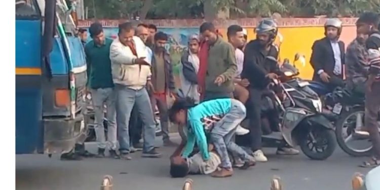 अजब – गजब: राजधानी के दर्शन लाल चौक पर महिला ने की युवक की सरेआम पिटाई. पलिस गायब. राहगीर बने दर्शक