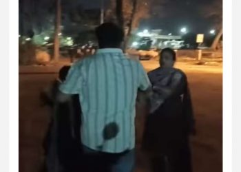 रंगरलियां मनाते हुए भाजपा नेत्री को पति के साथ पत्नी ने रंगे हाथ पकड़ा। भाजपा नेत्री की कि जमकर हुई धुनाई