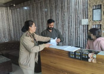 Dehradun Police : स्पा मसाज सेंटर पर रेड – मुंह छिपा भागे ग्राहक