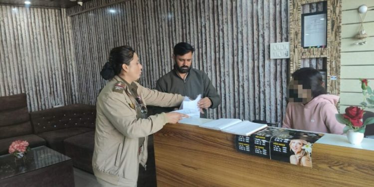 Dehradun Police : स्पा मसाज सेंटर पर रेड – मुंह छिपा भागे ग्राहक