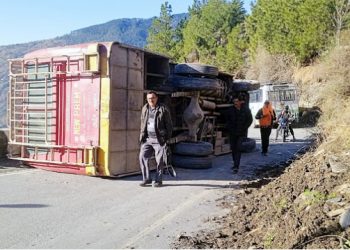 बड़ा सड़क हादसा टलाः बस पलटी, गहरी खाई में गिरने से बची