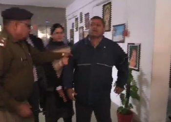 ब्रेकिंग-सीएम धामी पर आएगा संकट!, सचिवालय के कर्मचारी पर आया देवता, कही ये बड़ी बात