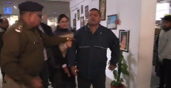 ब्रेकिंग-सीएम धामी पर आएगा संकट!, सचिवालय के कर्मचारी पर आया देवता, कही ये बड़ी बात