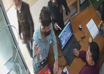 दून में लूट का वीडियो आया सामने, 03 बदमाश घुसे और तमंचे के बल पर 3.5 लाख लूटकर फरार