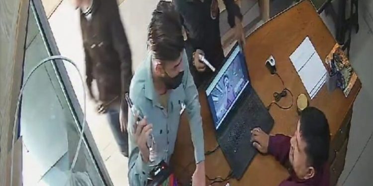 दून में लूट का वीडियो आया सामने, 03 बदमाश घुसे और तमंचे के बल पर 3.5 लाख लूटकर फरार