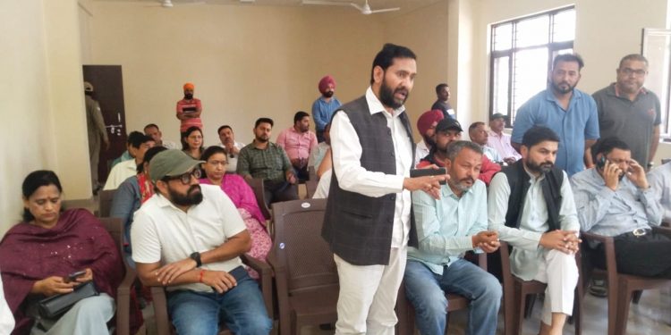 बिग ब्रेकिंग : जनसुनवाई मे जमकर बरसी रीजनल पार्टी