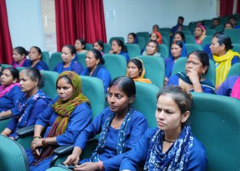 स्वच्छता कर्मियों के चेहरे खिले, एसजीआरआर विश्वविद्यालय ने किया सम्मानित
