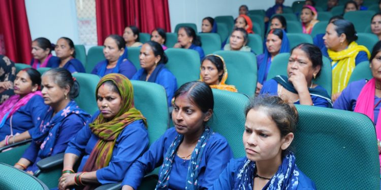 स्वच्छता कर्मियों के चेहरे खिले, एसजीआरआर विश्वविद्यालय ने किया सम्मानित