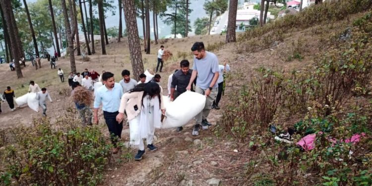 बड़ी खबर: पौड़ी में डीएम आशीष चौहान की अगुआई में पिरूल संकलन से वनाग्नि पर लगाम