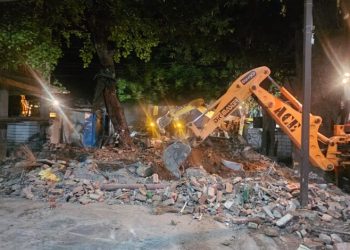 बड़ी खबर: सरकारी ज़मीन पर अतिक्रमण का अंत: दून अस्पताल से हटाई गई अवैध मजार