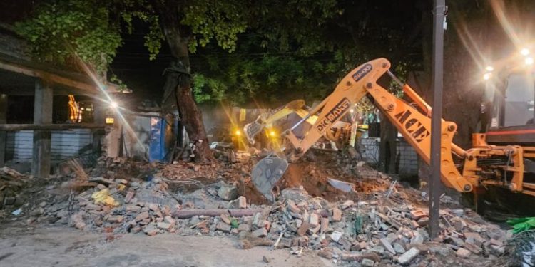बड़ी खबर: सरकारी ज़मीन पर अतिक्रमण का अंत: दून अस्पताल से हटाई गई अवैध मजार