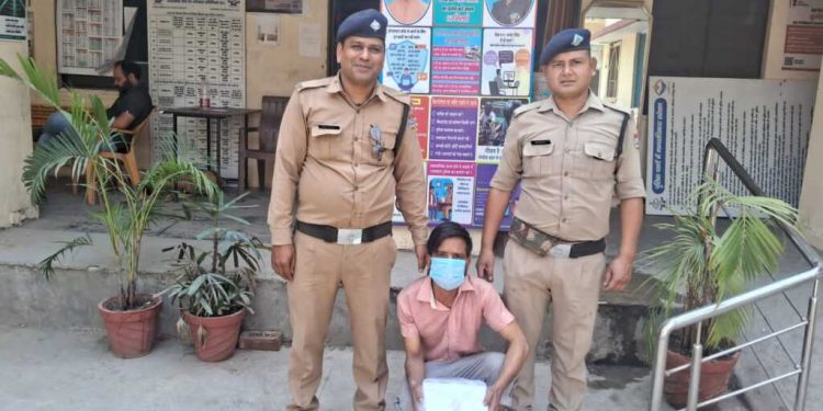 बड़ी खबर: घर मे घुसकर मोबाइल चोरी की घटना को अंजाम देने वाले अभियुक्त को दून पुलिस ने किया गिरफ्तार, 02 अदद मोबाइल फोन किये बरामद