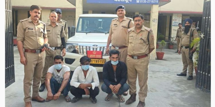 बड़ी खबर: नकली पिस्टल से दबंगई का वीडियो वायरल, दून पुलिस ने तीन अभियुक्तों को किया गिरफ्तार