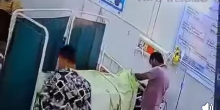 शर्मनाक: इंसानियत को किया शर्मसार, शव से गहने चुराते पकड़ा गया अस्पताल कर्मी