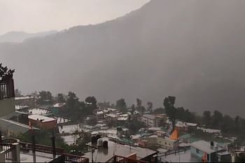 उत्तराखंड में बदला मौसम का मिजाज : बदरी-केदार की चोटियों पर बर्फबारी, मैदानों में ओलावृष्टि से फसलें तबाह