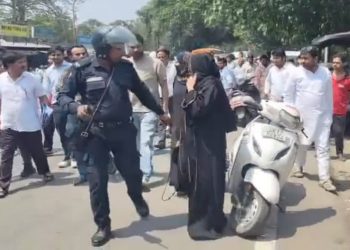 शर्मनाक: प्रेमी जोड़े की बीच सड़क पर धुनाई, मां ने बेटी और युवक को चप्पलों से पीटा