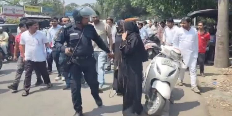 शर्मनाक: प्रेमी जोड़े की बीच सड़क पर धुनाई, मां ने बेटी और युवक को चप्पलों से पीटा