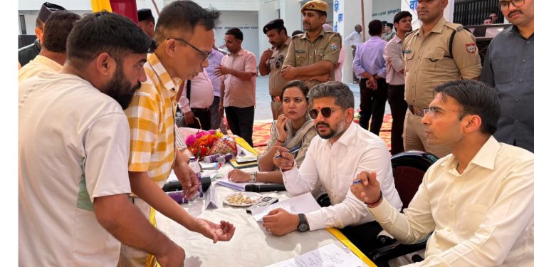 मुख्यमंत्री के “दुर्गम प्रथम” संकल्प को साकार कर रहे डीएम सविन बंसल, लाखामंडल में बहुउद्देशीय शिविर आयोजित कर सुनी जनसमस्याएं