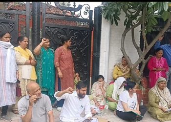 देहरादून: समर वैली स्कूल में पेपर लीक और रिश्वतखोरी के गंभीर आरोप, अभिभावकों का उग्र प्रदर्शन